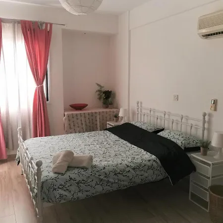 Prime Location - & Beach - Fast Internet 100-25 Mbps - Spacious & Cozy * Λάρνακα