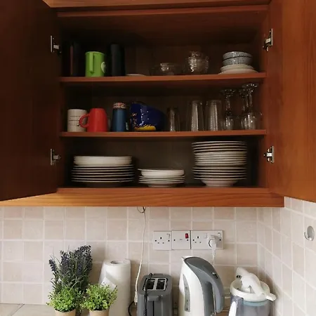 Prime Location - & Beach - Fast Internet 100-25 Mbps - Spacious & Cozy Διαμέρισμα *