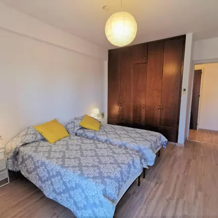 Lägenhet Prime Location - & Beach - Fast Internet 100-25 Mbps - Spacious & Cozy Larnaca
