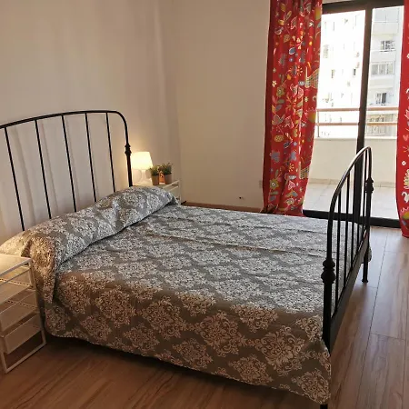 Prime Location - & Beach - Fast Internet 100-25 Mbps - Spacious & Cozy Lägenhet Larnaca