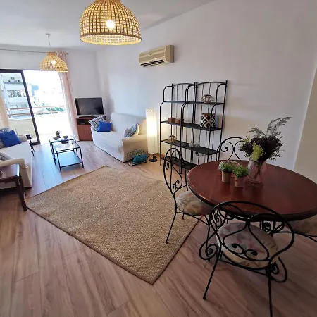 Lägenhet Prime Location - & Beach - Fast Internet 100-25 Mbps - Spacious & Cozy Larnaca