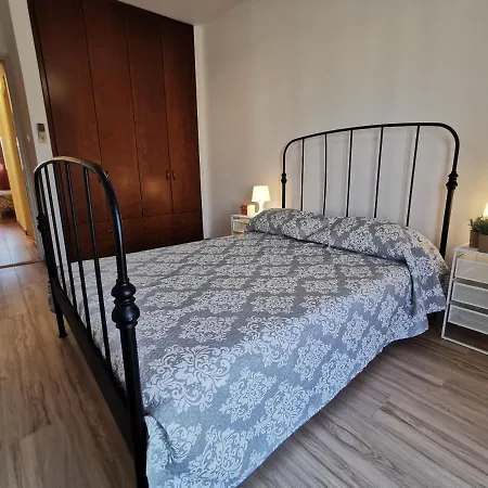 Prime Location - & Beach - Fast Internet 100-25 Mbps - Spacious & Cozy Lägenhet *