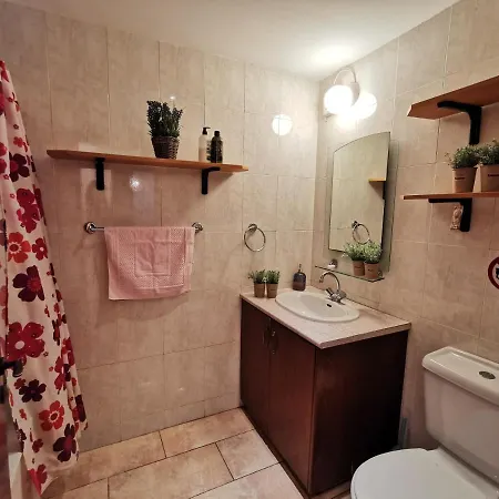 Prime Location - & Beach - Fast Internet 100-25 Mbps - Spacious & Cozy Lägenhet