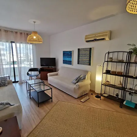 Prime Location - & Beach - Fast Internet 100-25 Mbps - Spacious & Cozy Lägenhet Larnaca