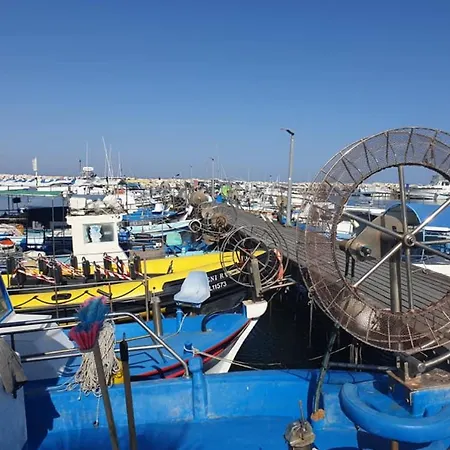 Lägenhet Prime Location - & Beach - Fast Internet 100-25 Mbps - Spacious & Cozy Larnaca